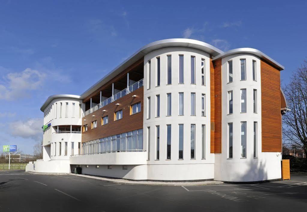 Holiday Inn Express Crewe, An Ihg Hotel Exterior foto
